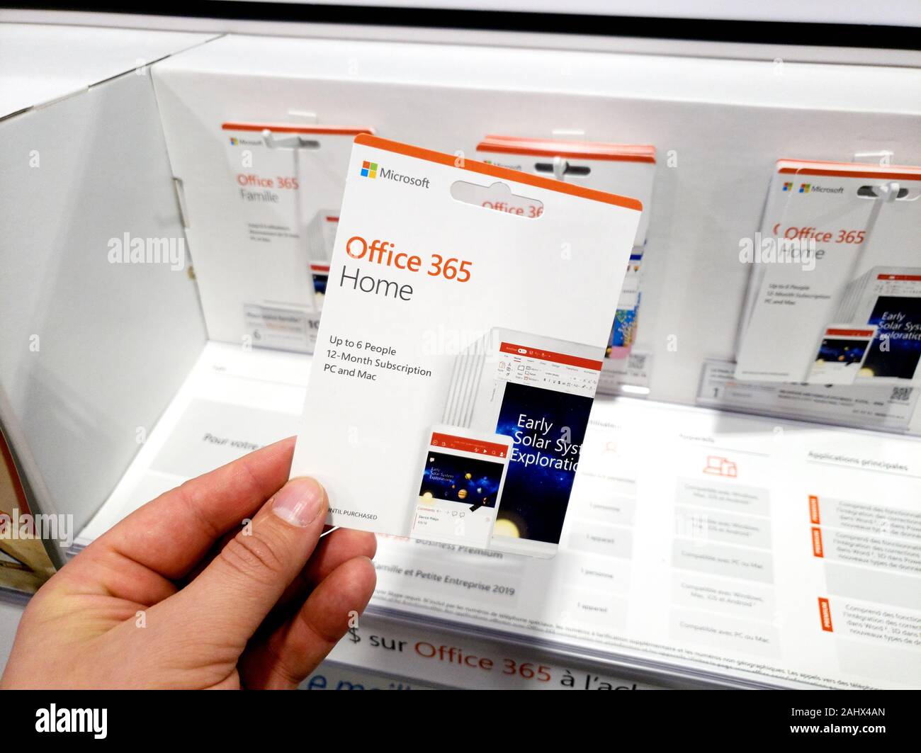 Montreal, Kanada - Dezember 26, 2019: eine Hand mit Microsoft Office 365 Karte für zu Hause. Microsoft Office 365 ist eine Familie von Software und Services Stockfoto