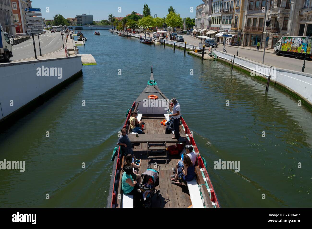 Touristen genießen Sie eine Bootsfahrt auf einem traditionellen Moliceiro Kanal Boot auf dem zentralen Kanal in Aveiro Portugal Stockfoto