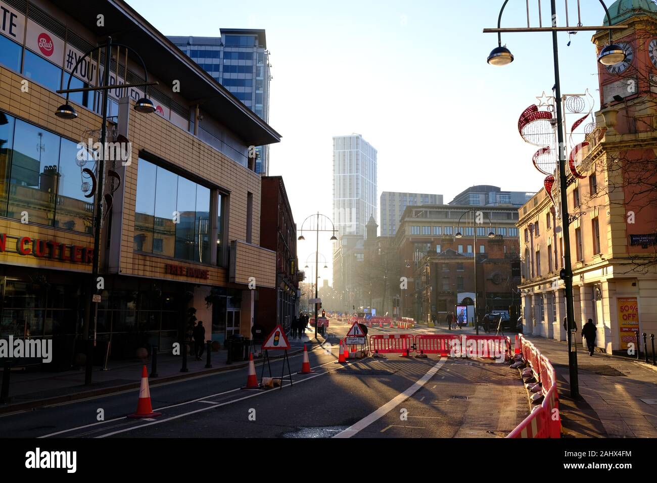 Foto der Broad Street, die durch Straßen- und Bauarbeiten geschlossen ist. Birmingham während des Sonnenuntergangs. Stockfoto