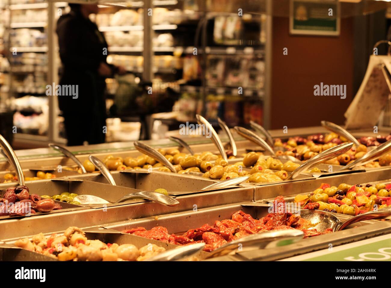 Fresh Olive and Pickles Counter (Selbsthilfe) auf dem Whole Foods Market, Lansdowne, Ottawa, Ontario, Kanada. Stockfoto