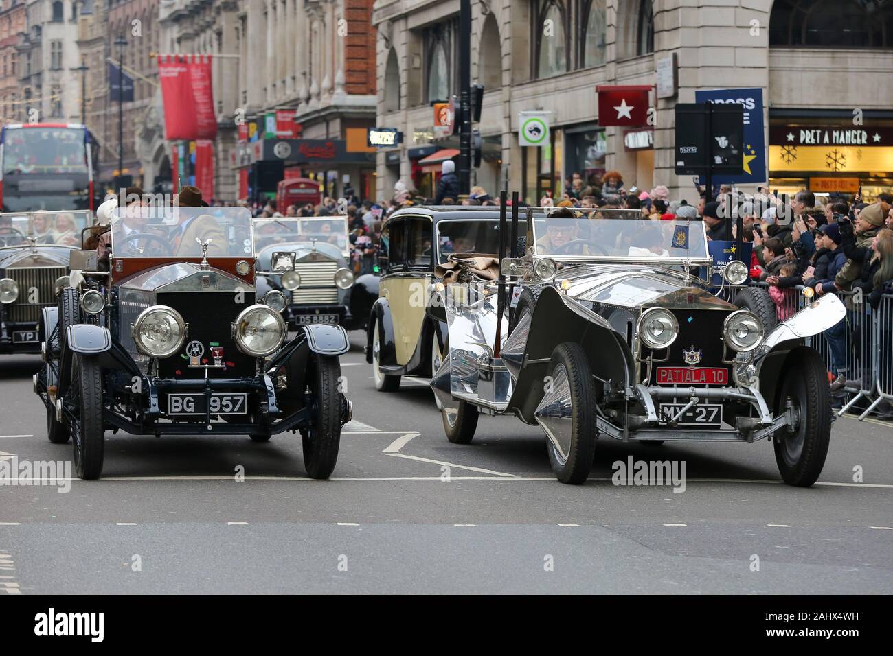 Rolls-Royce Oldtimer sind während der Parade des jährlichen London neues Jahr angetrieben. Nach Angaben der Veranstalter über 10.000 Darsteller sind Paradieren von Piccadilly Circus, dem Parlament Platz mit einer halben Million Menschen entlang der Strecke gesäumt. Stockfoto