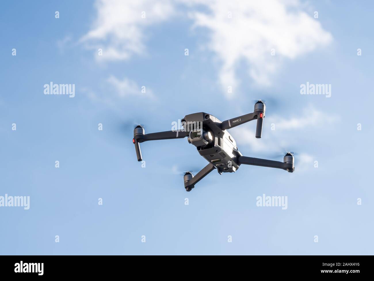 Morgantown, WV - 1. Januar 2020: DJI Mavic2 Pro quadcopter oder Drohne schwebte in strahlend blaue Himmel Stockfoto