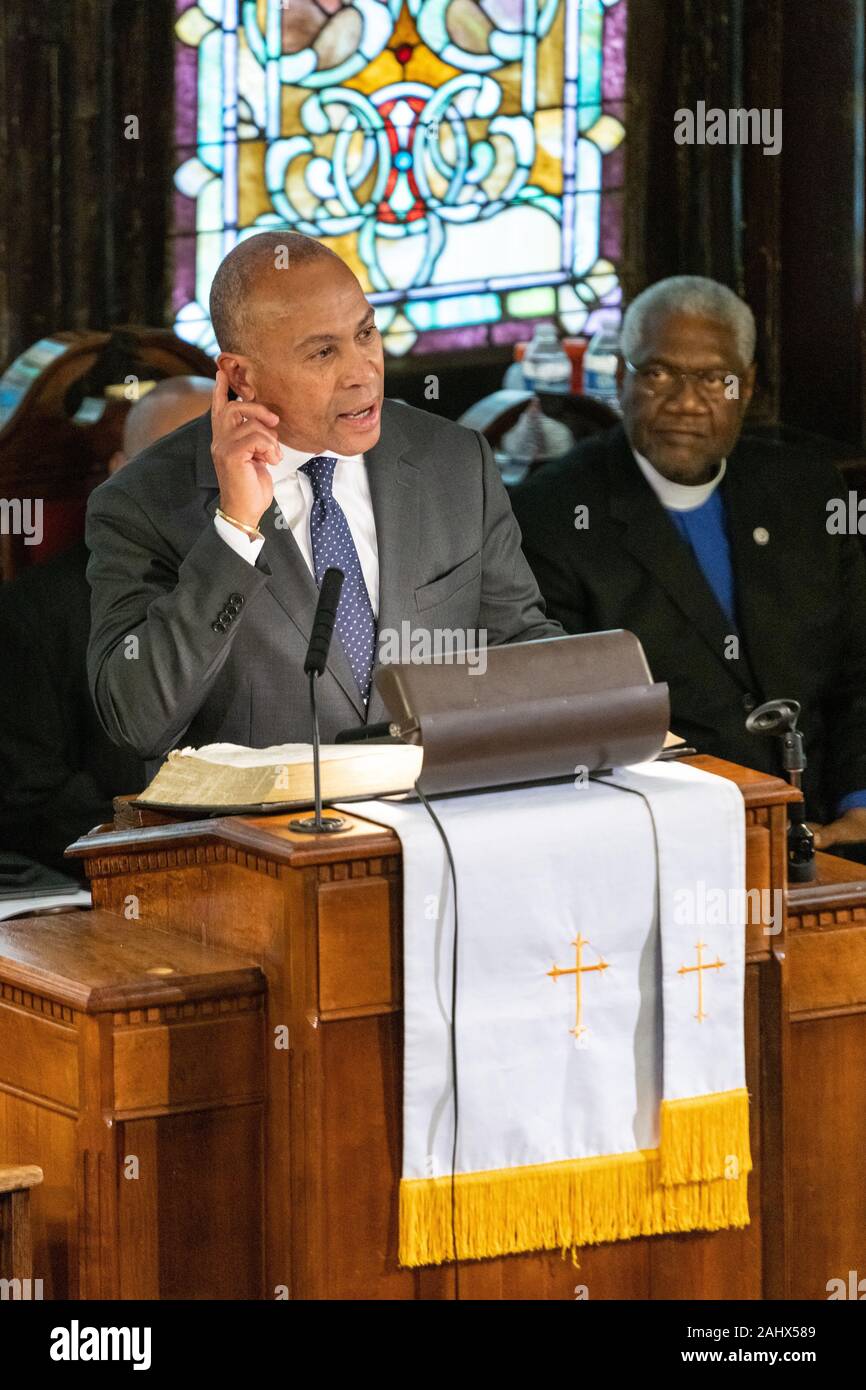 Charleston, USA. 01. Januar, 2020. Demokratische Präsidentschaftskandidaten reg. Deval Patrick von Massachusetts Adressen gemeindemitglieder am historischen Mutter Emanuel AME Kirche Januar 1, 2020 in Charleston, South Carolina. Der Service Tag gefeiert, Emanzipation, die Abschaffung der Sklaverei in den Vereinigten Staaten kennzeichnen. Credit: Richard Ellis/Alamy leben Nachrichten Stockfoto