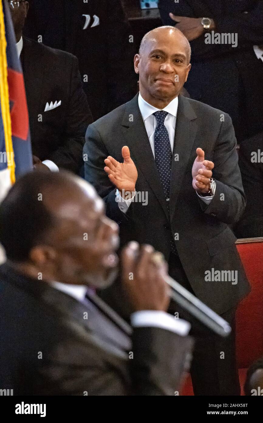 Charleston, USA. 01. Januar, 2020. Demokratische Präsidentschaftskandidaten reg. Deval Patrick von Massachusetts reagiert während der Predigt von Bischof Pfr. Samuel Green, während Sonntag Service im historischen Mutter Emanuel AME Kirche Januar 1, 2020 in Charleston, South Carolina. Der Service Tag gefeiert, Emanzipation, die Abschaffung der Sklaverei in den Vereinigten Staaten kennzeichnen. Credit: Richard Ellis/Alamy leben Nachrichten Stockfoto