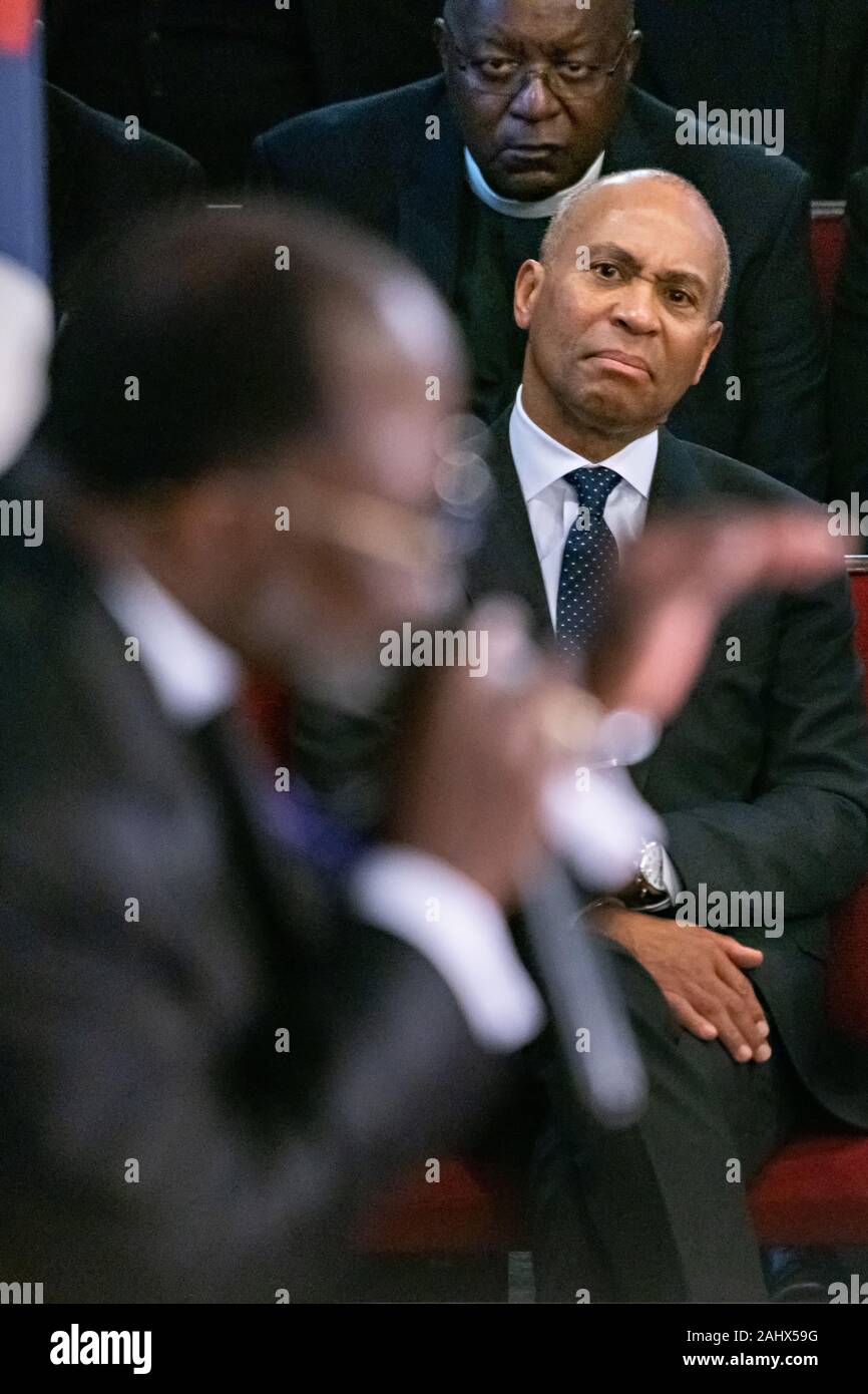 Charleston, USA. 01. Januar, 2020. Demokratische Präsidentschaftskandidaten reg. Deval Patrick von Massachusetts reagiert während der Predigt von Bischof Pfr. Samuel Green, während Sonntag Service im historischen Mutter Emanuel AME Kirche Januar 1, 2020 in Charleston, South Carolina. Der Service Tag gefeiert, Emanzipation, die Abschaffung der Sklaverei in den Vereinigten Staaten kennzeichnen. Credit: Richard Ellis/Alamy leben Nachrichten Stockfoto