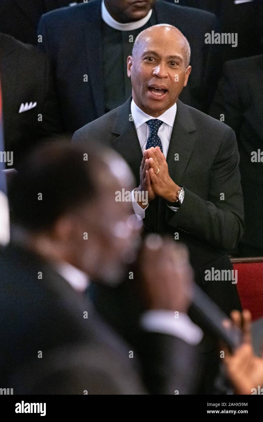 Charleston, USA. 01. Januar, 2020. Demokratische Präsidentschaftskandidaten reg. Deval Patrick von Massachusetts reagiert während der Predigt von Bischof Pfr. Samuel Green, während Sonntag Service im historischen Mutter Emanuel AME Kirche Januar 1, 2020 in Charleston, South Carolina. Der Service Tag gefeiert, Emanzipation, die Abschaffung der Sklaverei in den Vereinigten Staaten kennzeichnen. Credit: Richard Ellis/Alamy leben Nachrichten Stockfoto