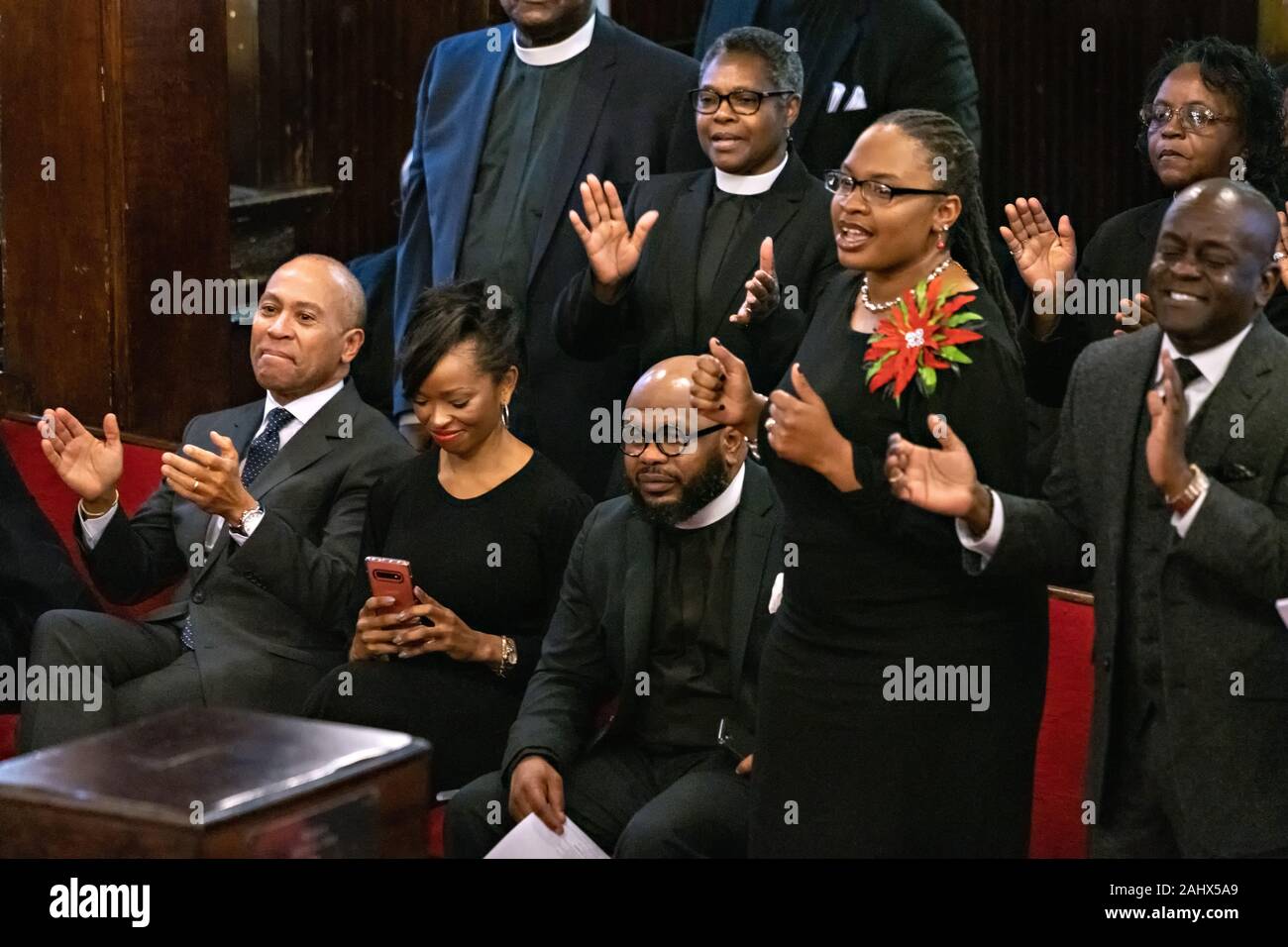 Charleston, USA. 01. Januar, 2020. Demokratische Präsidentschaftskandidaten reg. Deval Patrick von Massachusetts, Links, verbindet im Gottesdienst am historischen Mutter Emanuel AME Kirche Januar 1, 2020 in Charleston, South Carolina. Der Service Tag gefeiert, Emanzipation, die Abschaffung der Sklaverei in den Vereinigten Staaten kennzeichnen. Credit: Richard Ellis/Alamy leben Nachrichten Stockfoto