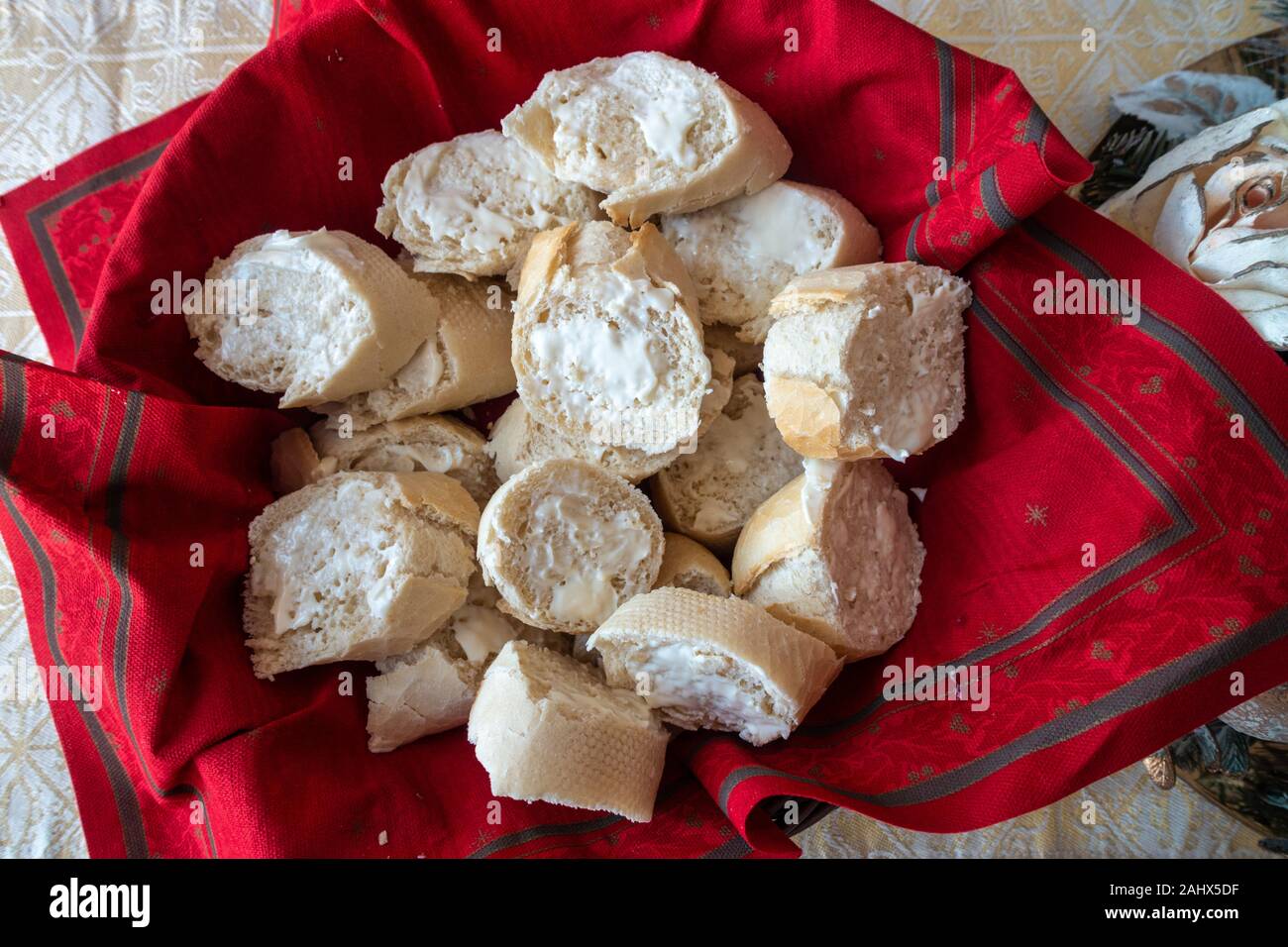 Gebutterte Scheiben baguette Backen auf einem Korb auf einem Tisch. Stockfoto