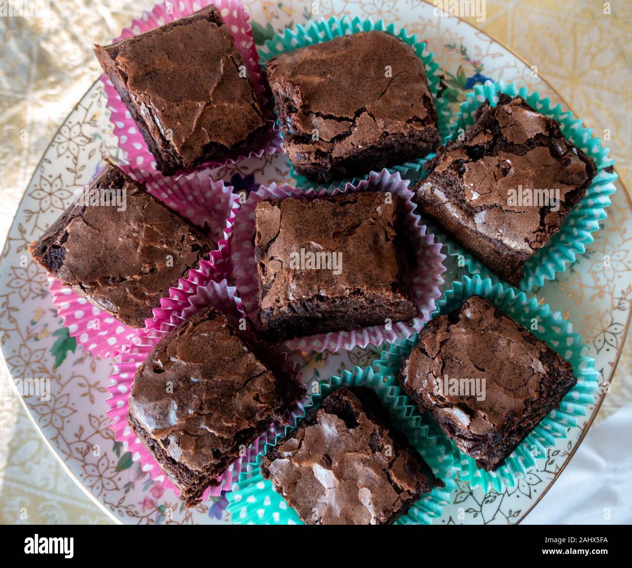 Eine Platte der hausgemachte Schokolade brownies in Fällen von oben gesehen Stockfoto