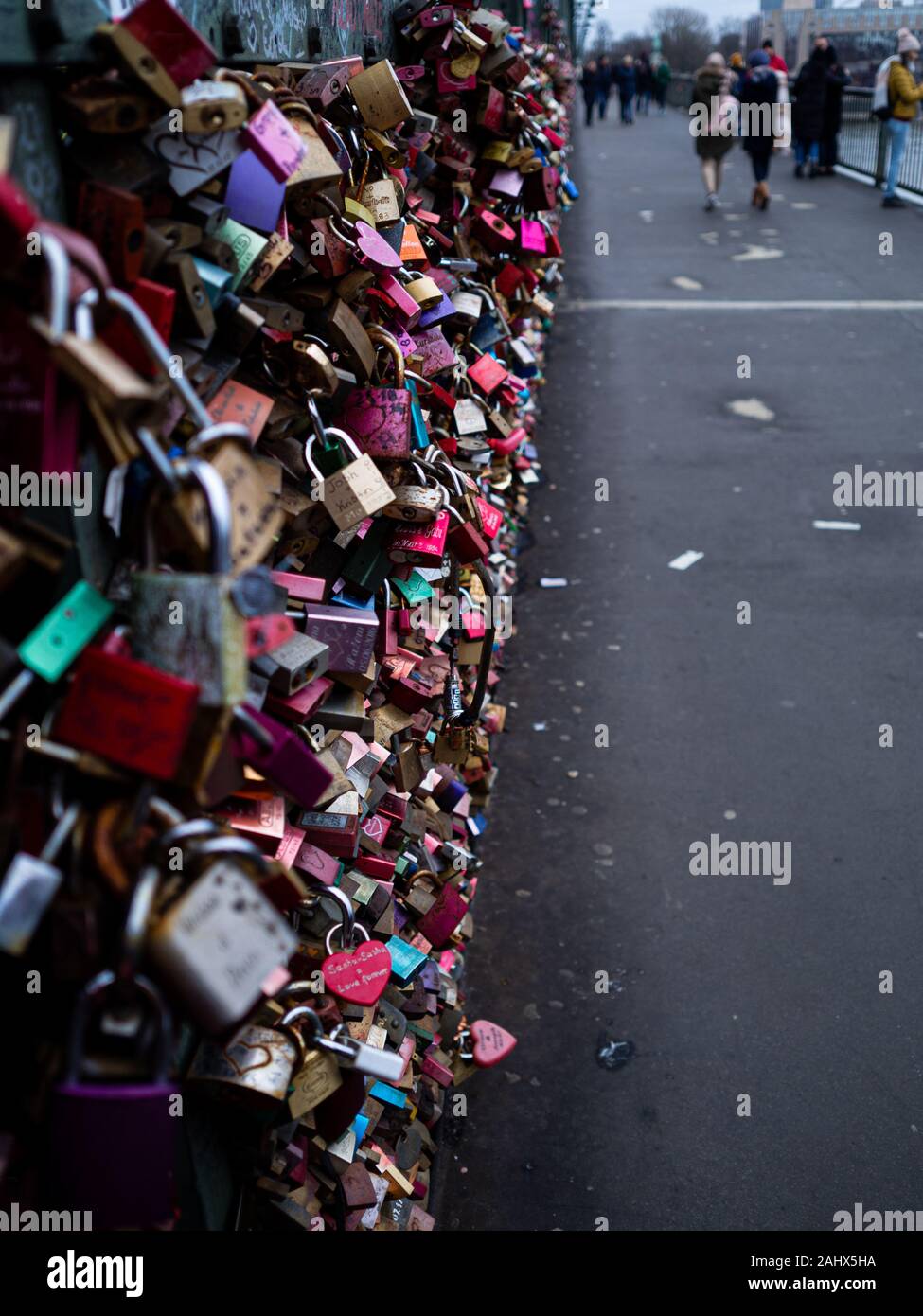 Köln (Köln), Deutschland, ca. Dezember 2017: Liebe die Schlösser der Hohenzollern Brücke Stockfoto