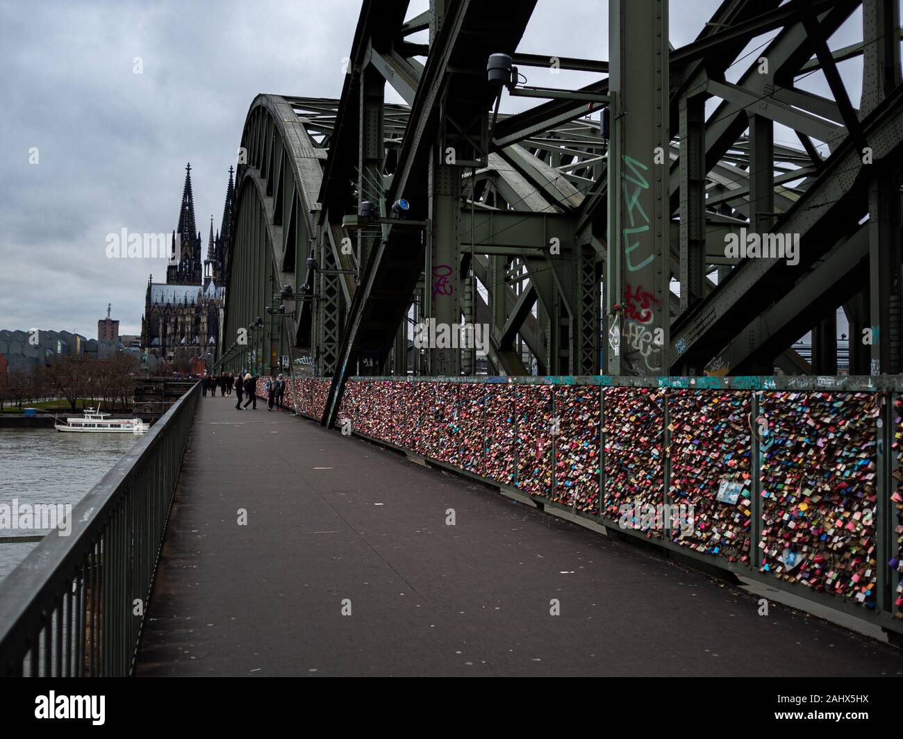 Köln (Köln), Deutschland, ca. Dezember 2017: Liebe die Schlösser der Hohenzollern Brücke Stockfoto