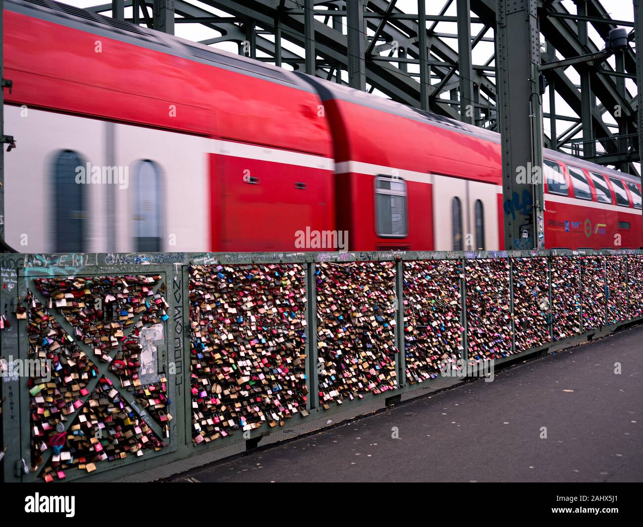 Köln (Köln), Deutschland, ca. Dezember 2017: Liebe die Schlösser der Hohenzollern Brücke Stockfoto