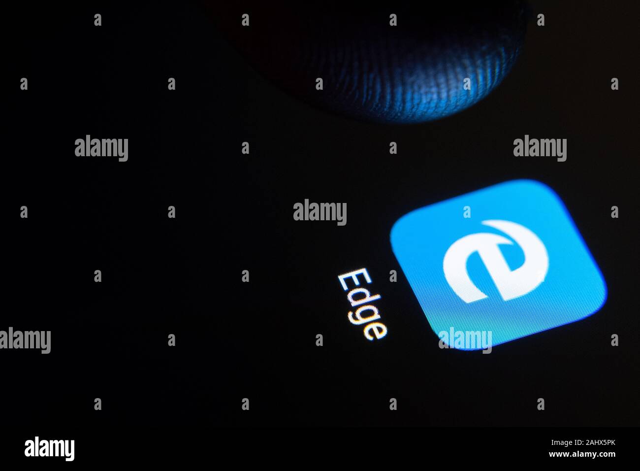 Edge Browser App-Symbol auf dem Smartphone-Bildschirm und Finger starten Sie es. Stockfoto