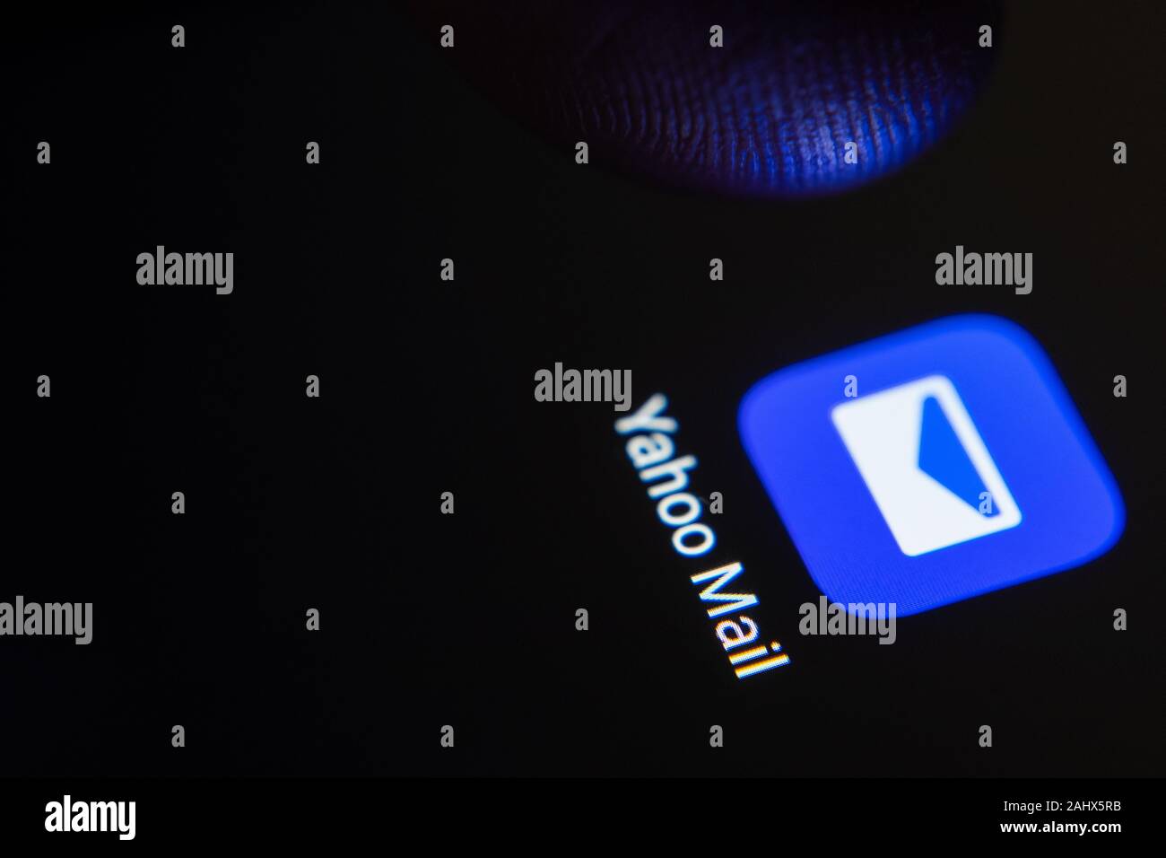 Yahoo Mail App-Symbol auf dem Smartphone-Bildschirm und Finger starten Sie es. Stockfoto