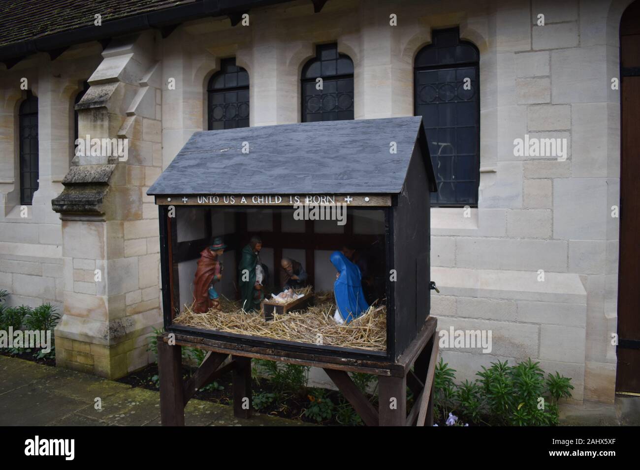 Traditionelle Krippe außerhalb der Kirche St. Maria und St. Giles in Stony Stratford. Stockfoto