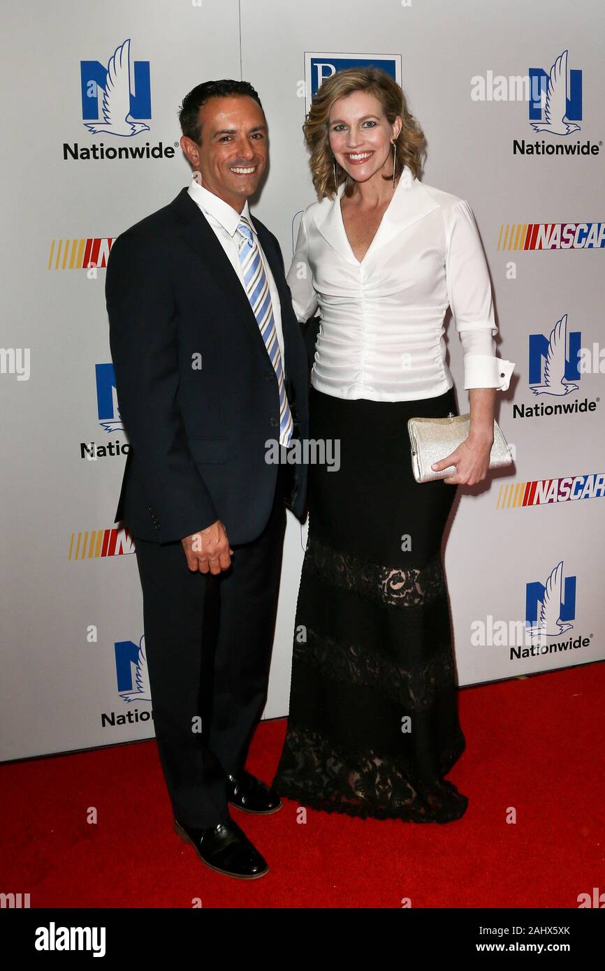 NEW YORK - Sept. 27: Mike Massaro (L) und Krista Voda die 2016 NASCAR-Stiftung würdigt Gala im Marriott Marquis besuchen am 27. September 2016 in New York Stockfoto