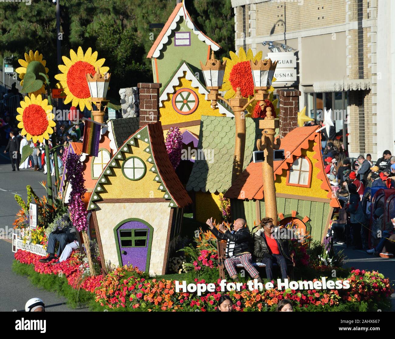 Pasadena, USA. 01 Jan, 2020. AIDS Healthcare Foundation "Hoffnung für Obdachlose "Schwimmen, Sieger der Isabella Coleman award macht seinen Weg nach Colorado Boulevard während der Uad-2 jährliche Tournament of Roses Parade in Pasadena, Kalifornien am Mittwoch, dem 1. Januar 2020 statt. Foto von Jim Ruymen/UPI Quelle: UPI/Alamy leben Nachrichten Stockfoto