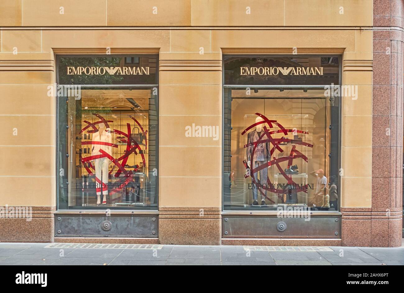 Emporio Armani shop Windows in Sydney CBD mit Weihnachtsschmuck. 2019. Stockfoto