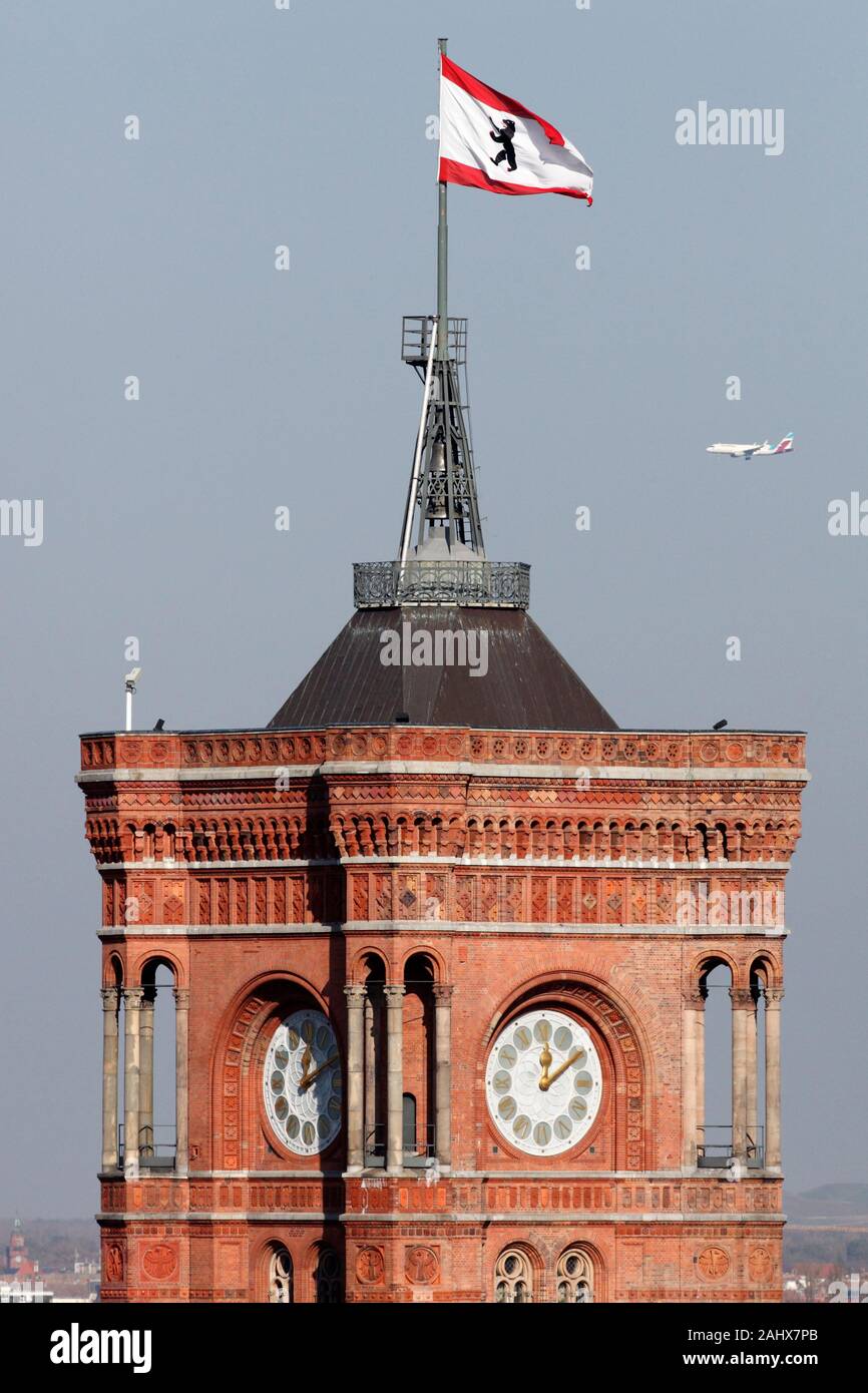 Turm des Roten Rathauses (Rotes Rathaus) im Zentrum von Berlin (Charlottenburg), Deutschland Stockfoto