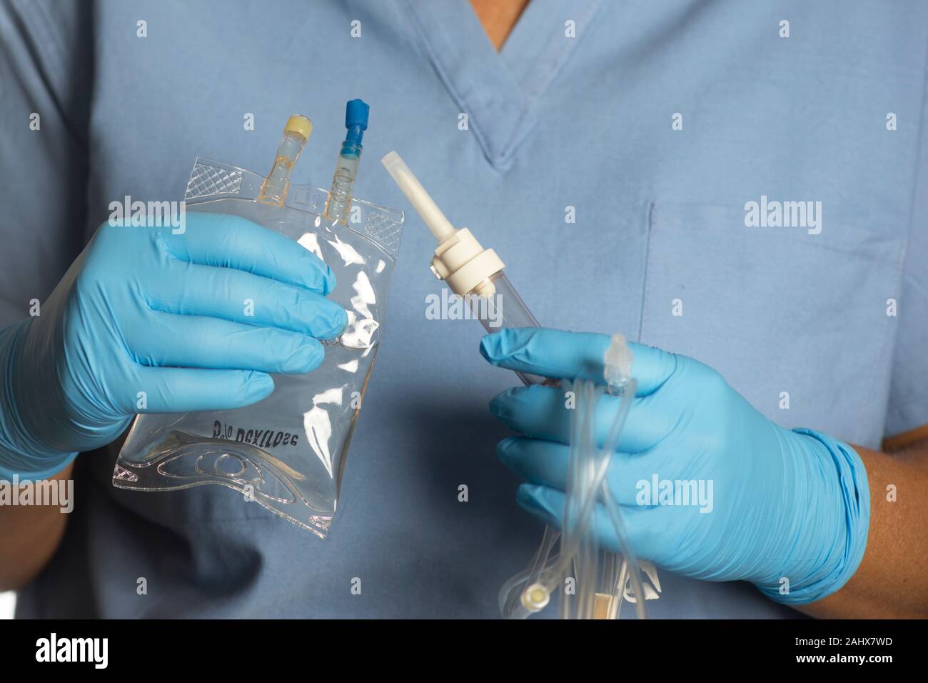 Krankenschwester hält 5 %iger Glucoselösung und iv-Infusion Tubing. Stockfoto