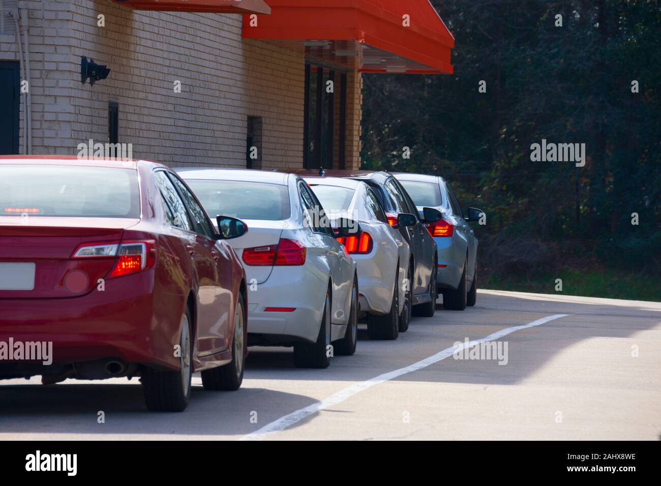 Generic Drive Thru pickup Fenster mit Autos warten auf Ihre Produkte oder Essen zu bekommen. Stockfoto
