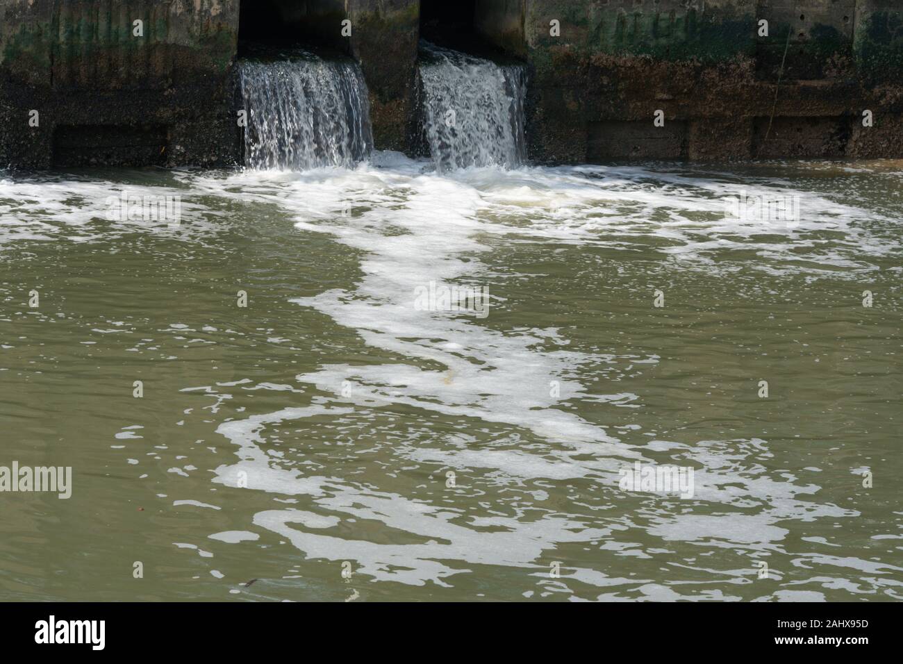 Schmutziges Wasser fließt aus einem Rohr, Abwasser Rohr Wasser Stockfoto