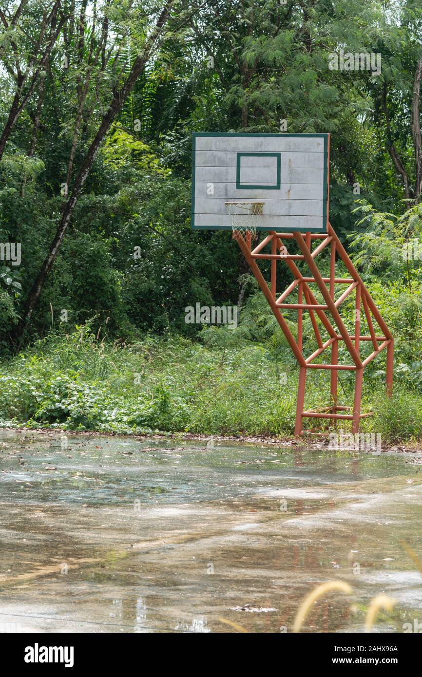 Alten, verlassenen Schule Holz- Basketball outdoor Stockfoto