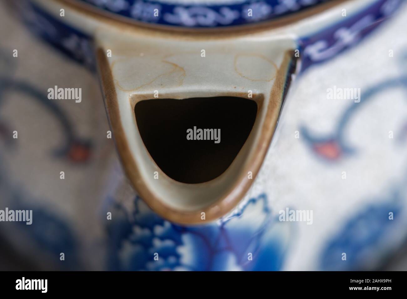 Sicht der Chinesischen Keramik Teekanne Mund auf hölzernen Tisch Stockfoto