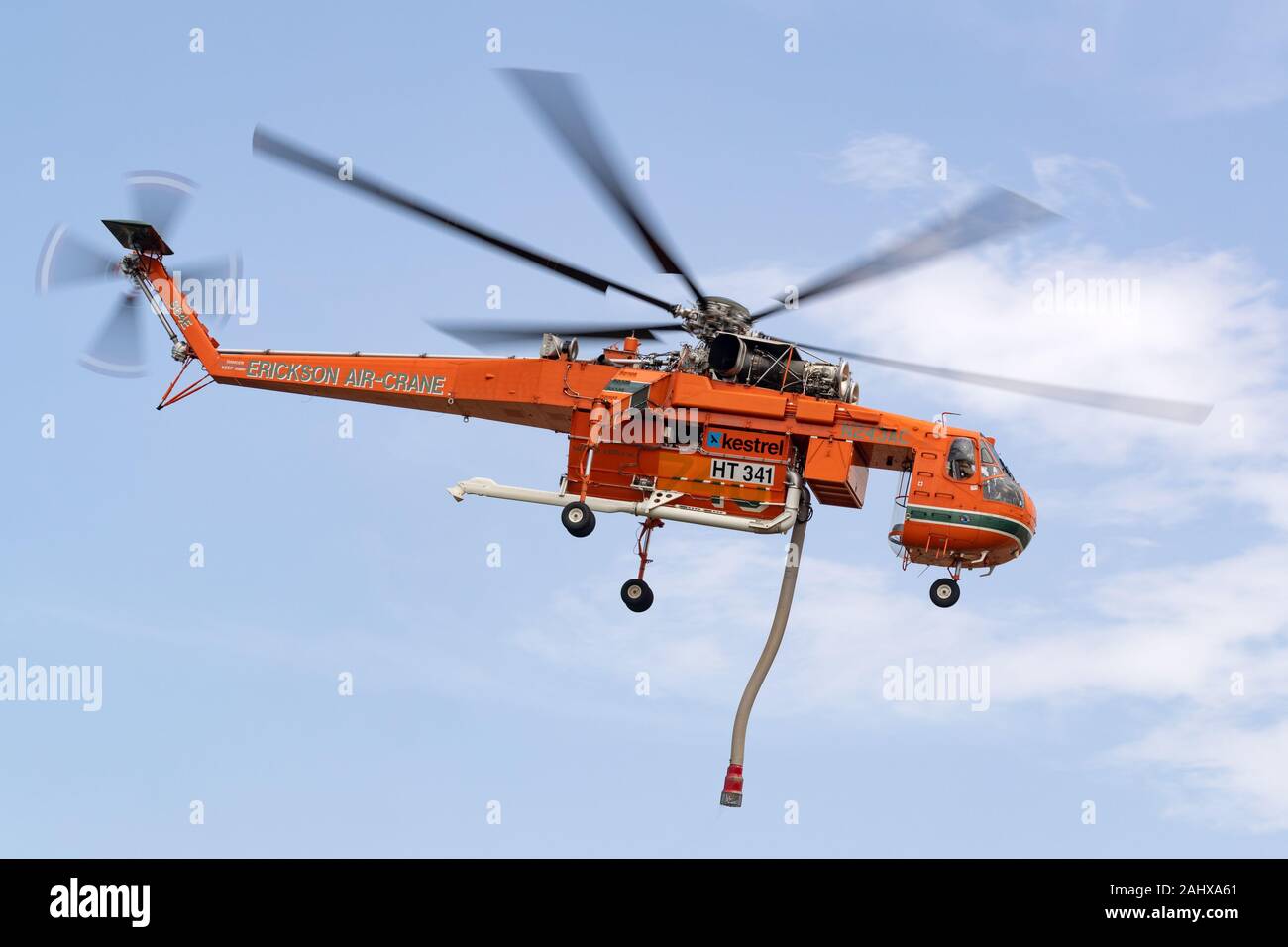 Die Brandbekämpfung Erickson Luft Kran S-64 Hubschrauber N 243 AC, die nach dem Befüllen mit einer Belastung von Wasser von einem kleinen See, bevor Sie es auf einem in der Nähe Stockfoto