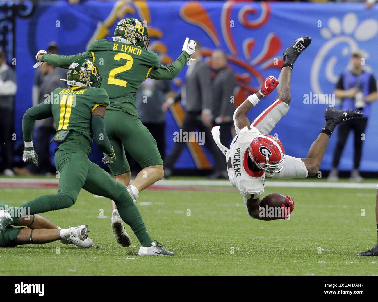 New Orleans, USA. 01 Jan, 2020. Georgia Bulldogs wide receiver George Pickens (1) Airborne im ersten Viertel gegen das Baylor Bears während des Sugar Bowl im Mercedes-Benz Superdome in New Orleans am Mittwoch, dem 1. Januar 2020. Die Verteidigung auf der Spiel ist Baylor Bears cornerback Jameson Houston (11) und linebacker Blake Lynch (2). Foto von AJ Sisco/UPI Quelle: UPI/Alamy leben Nachrichten Stockfoto