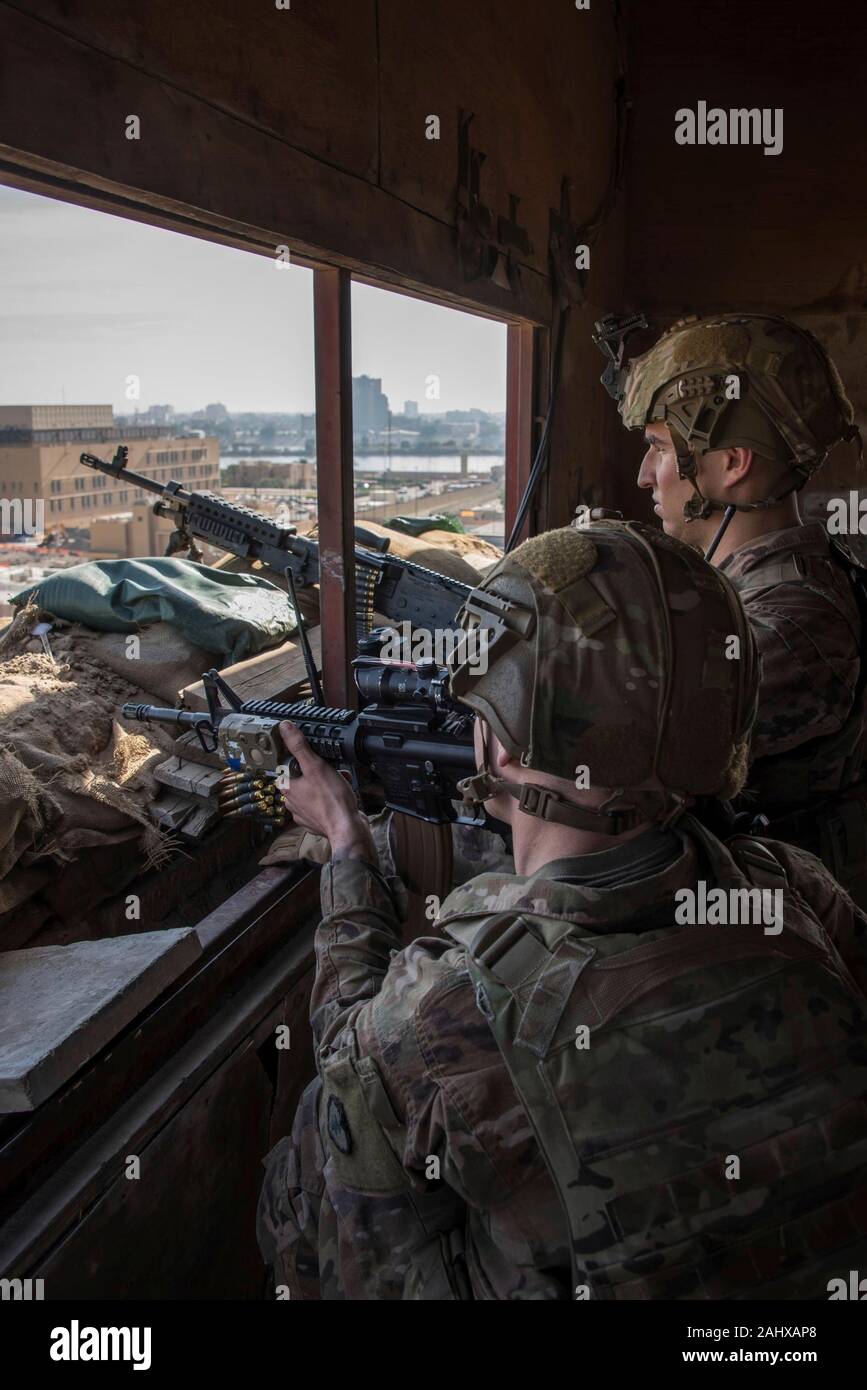 Bagdad, Irak. 01. Januar, 2020. Us-Armee Soldaten bieten bewaffneten overwatch auf der US-Botschaft nach gewalttätigen Protesten durch Iran Milizen Januar 1, 2020 in Bagdad, Irak gesichert. Credit: Oberstleutnant Adrian Weale/Planetpix/Alamy leben Nachrichten Stockfoto