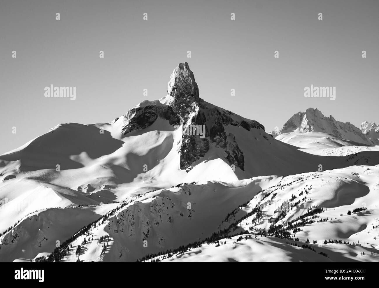 Black Tusk von Whistler peak während des späten Winters in Schwarz und Weiß gesehen Stockfoto