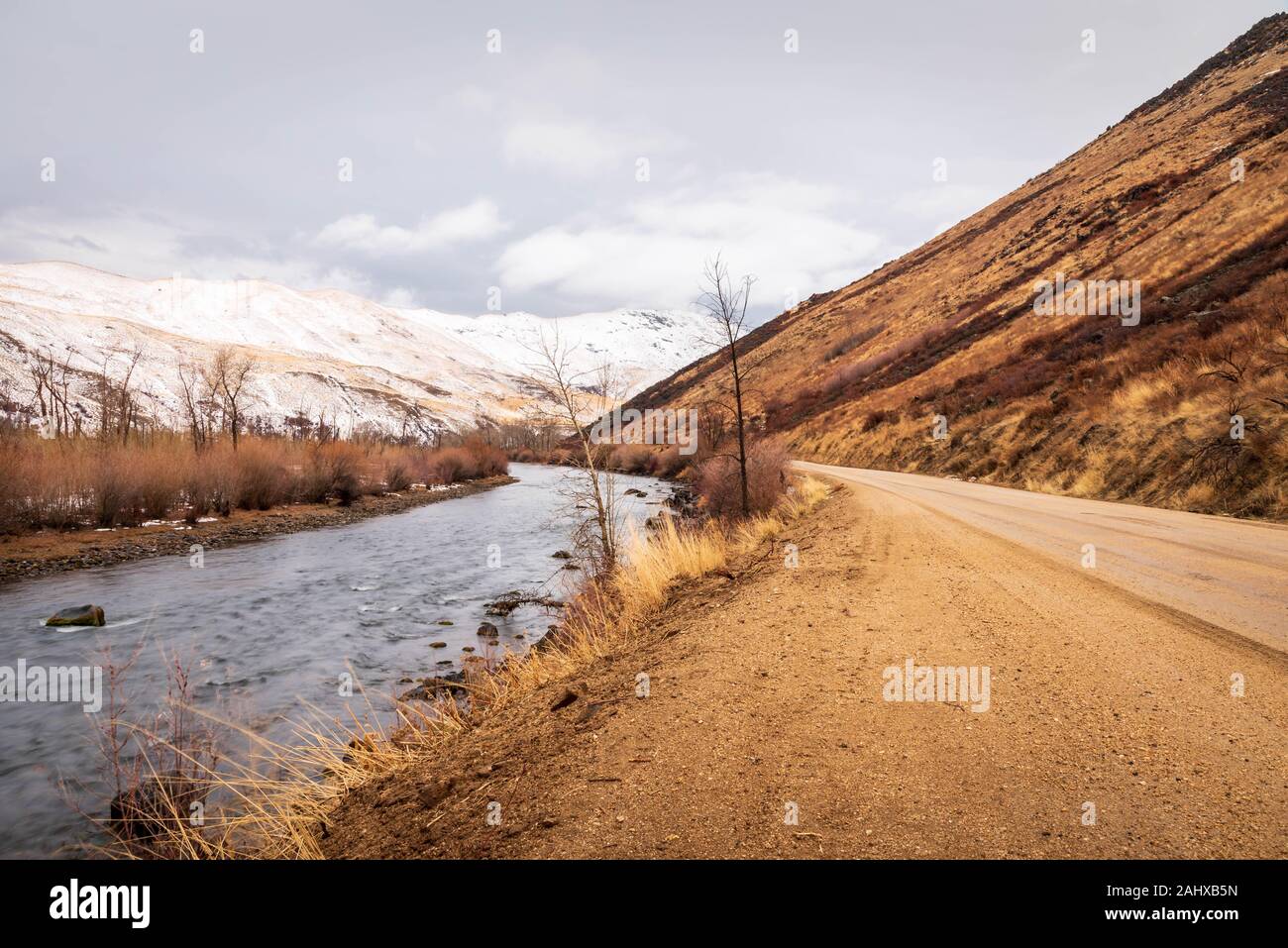 Schöne Sicht auf die South Fork des Boise River im Winter mit Schnee auf den Hügeln. Stockfoto