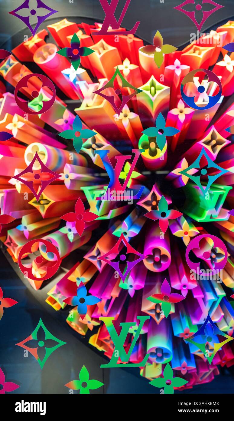 Louis Vuitton farbige Herzform shop Fenster anzuzeigen. Sloane Street, Belgravia, London, England Stockfoto
