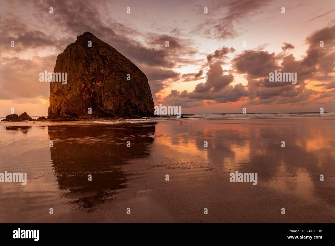 Cannon Beach's Haystack Rock bei Sonnenuntergang Stockfoto