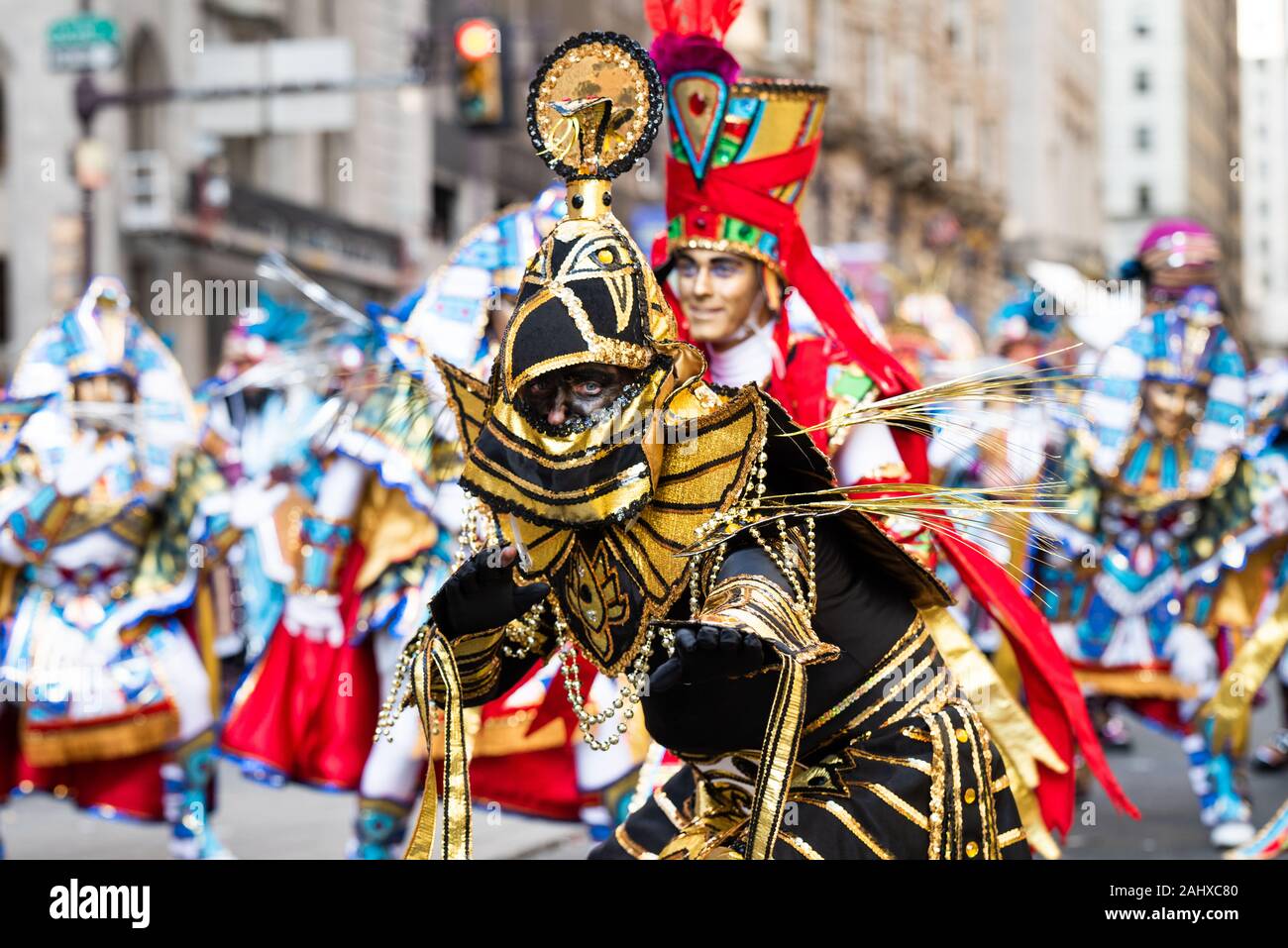 Philadelphia Pennsylvania/USA. Dutzende von Kukeri Brigaden und String Bands in den jährlichen Tag der neuen Jahre Tradition sporting bunt und guady Outfits. Januar 01, 2020. Quelle: Chris Baker Evens/Alamy Leben Nachrichten. Stockfoto