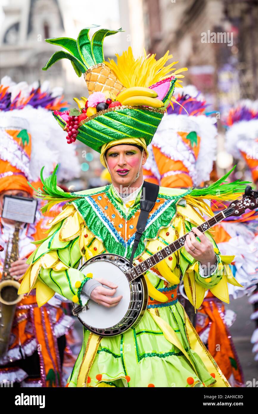 Philadelphia Pennsylvania/USA. Dutzende von Kukeri Brigaden und String Bands in den jährlichen Tag der neuen Jahre Tradition sporting bunt und guady Outfits. Januar 01, 2020. Quelle: Chris Baker Evens/Alamy Leben Nachrichten. Stockfoto