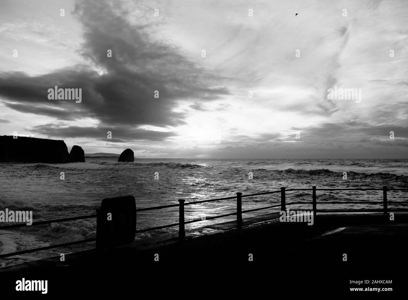 Blick auf die Bucht von Süßwasser im Winter Sturm Wetter, Isle of Wight, Großbritannien. Stockfoto