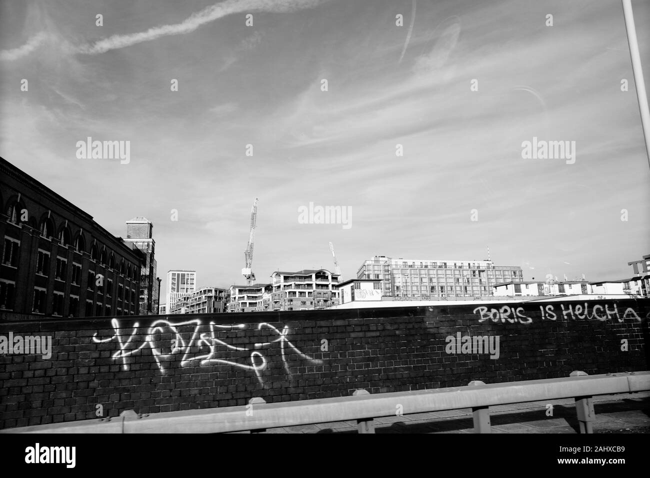Boris ist Helch grafitti Slogan an der Wand mit Blick auf Olympia London Stockfoto