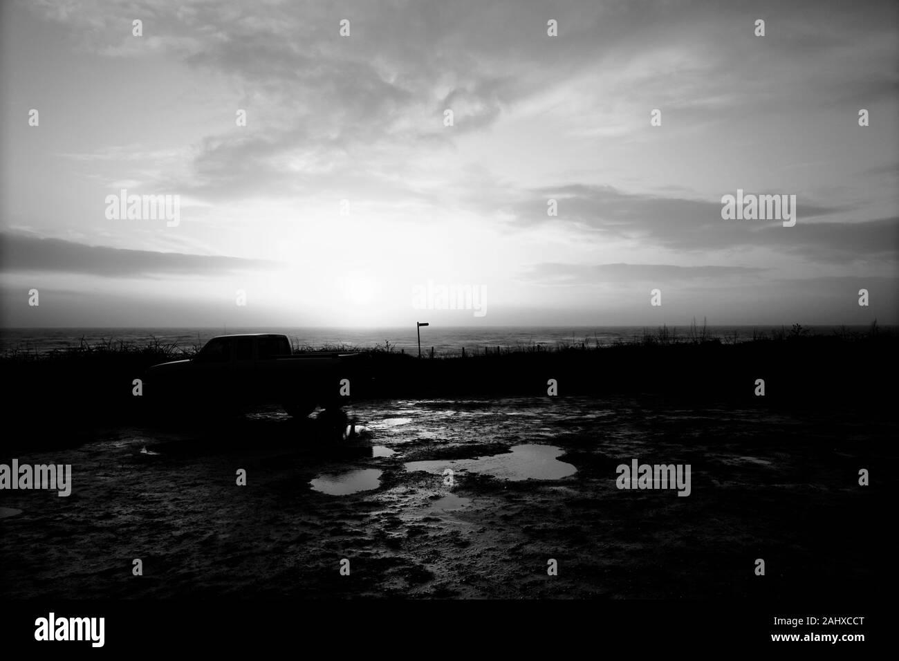 Blick aus Meer über Bach Chine Parkplatz am Bach Strand Compton Bay auf der Isle of Wight zu einem geparkten Lkw und Küstenweg signage Zeichen Stockfoto