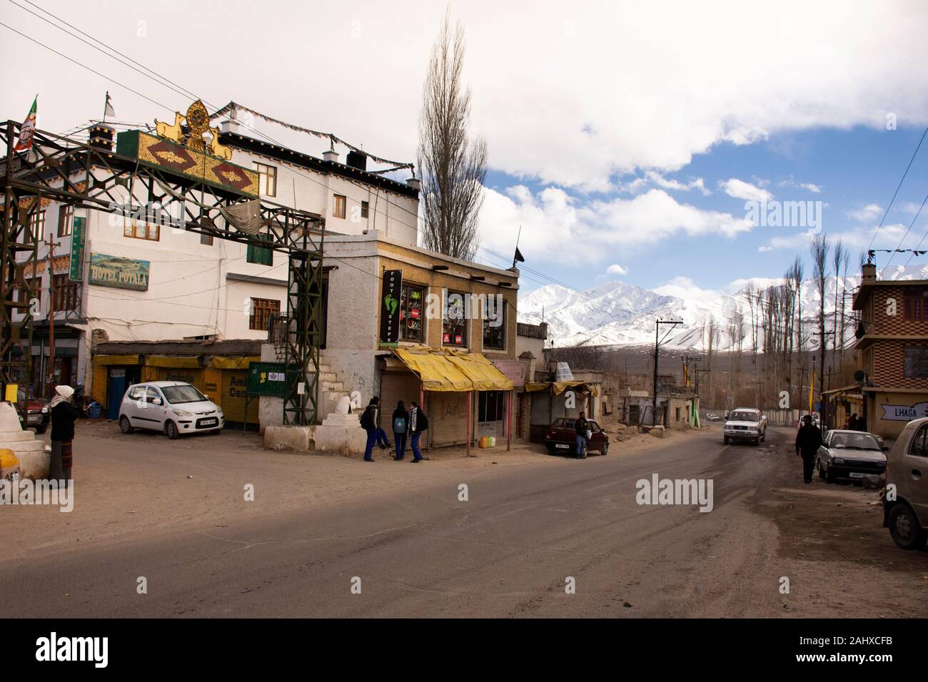 JAMMU, Kaschmir, Indien - MÄRZ 20: Verkehr Straße und indischen Menschen Auto fahren und reiten Motorrad und zu Fuß auf Leh, Manali Autobahn bei Leh Ladakh auf Ma Stockfoto