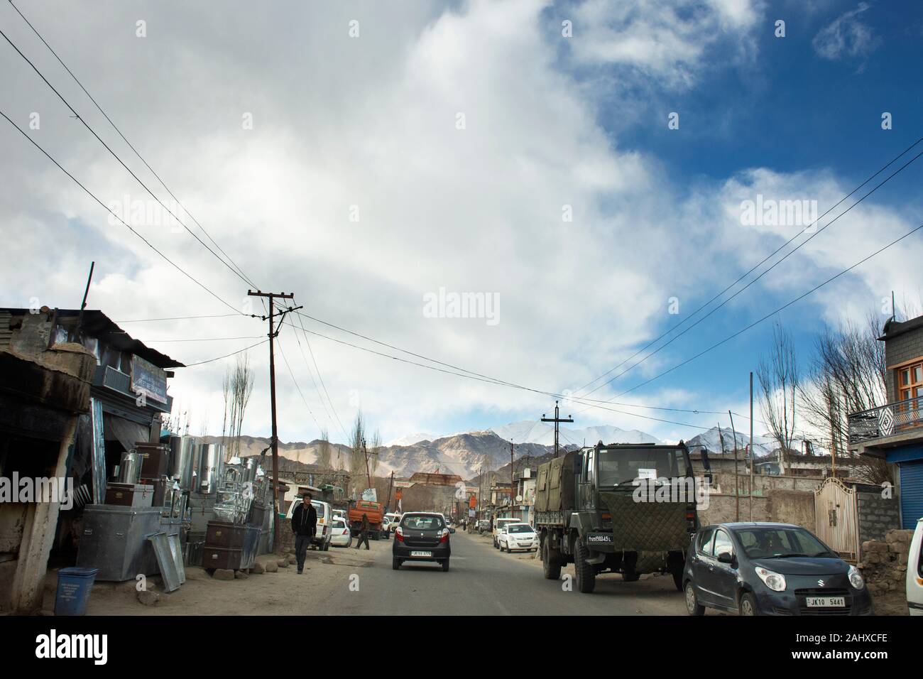 JAMMU, Kaschmir, Indien - MÄRZ 20: Verkehr Straße und indischen Menschen Auto fahren und reiten Motorrad und zu Fuß auf Leh, Manali Autobahn bei Leh Ladakh auf Ma Stockfoto