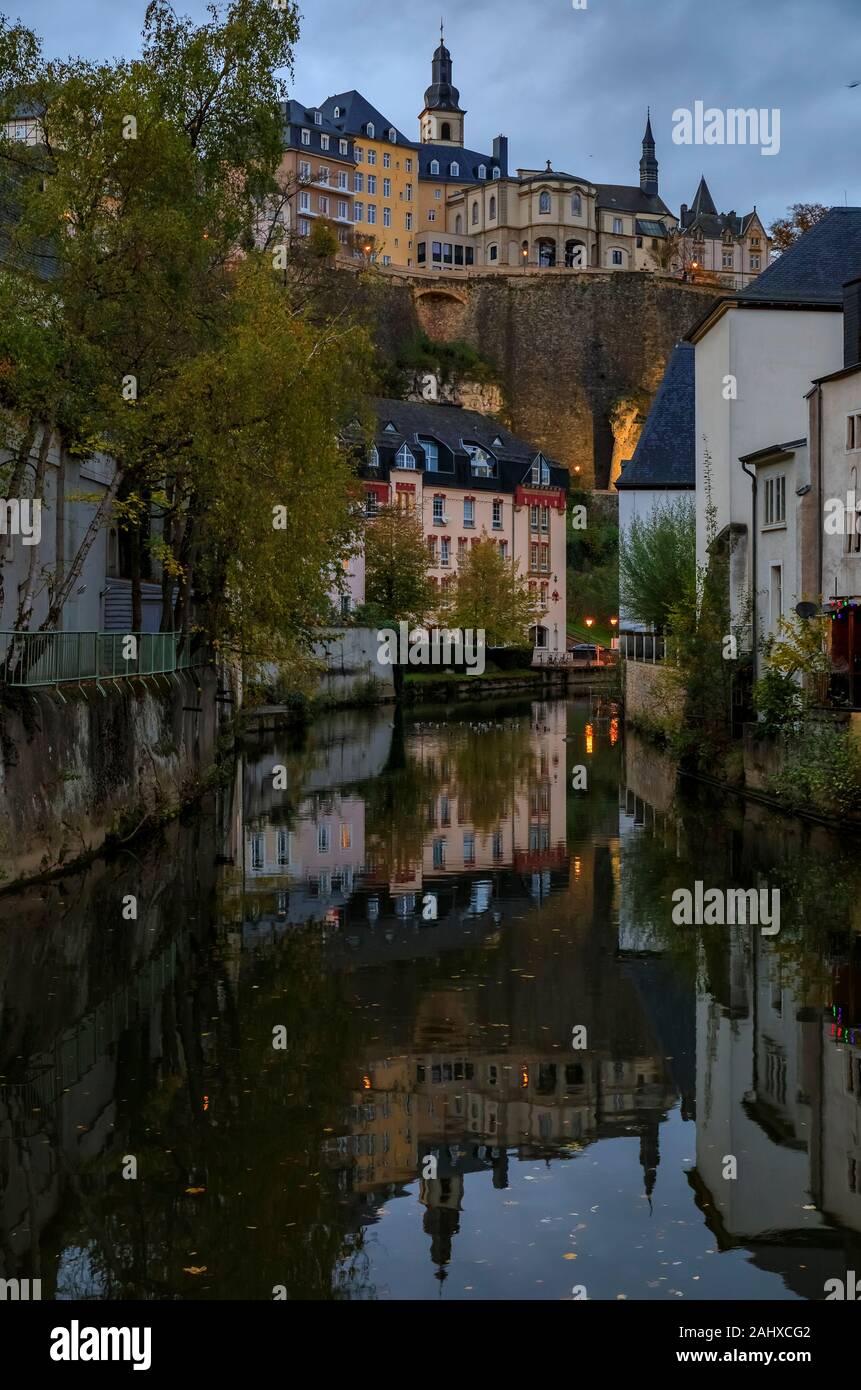 Sunset View der alten pastellfarbenen Häusern in der Alzette in Luxemburg Altstadt, UNESCO Weltkulturerbe und die alte Stadtmauer widerspiegelt Stockfoto