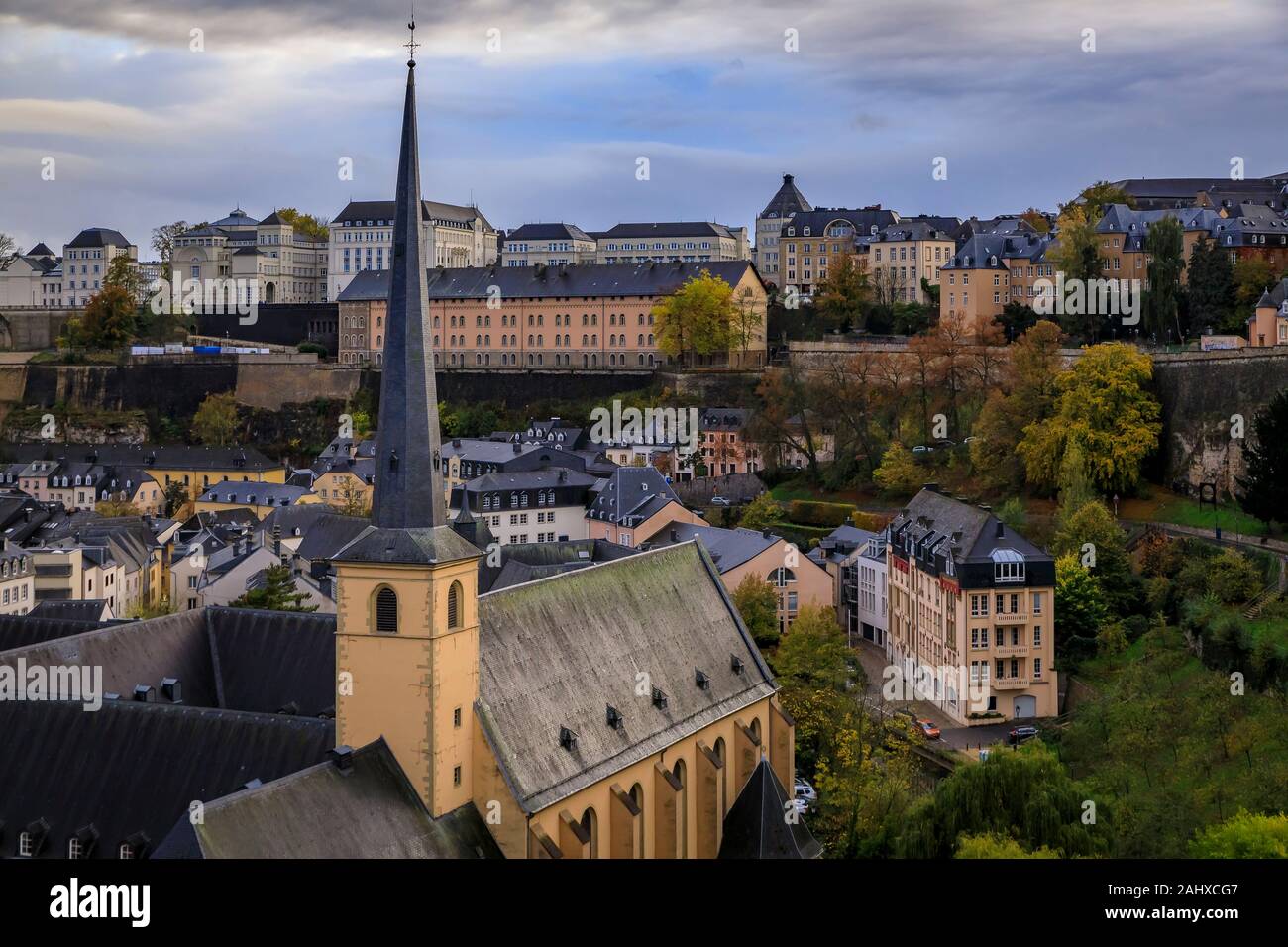 Bird's Eye Luftaufnahme der Neumünster Abbey in die UNESCO, die Altstadt von Luxemburg mit seinen alten Vierteln und Befestigungen Stockfoto