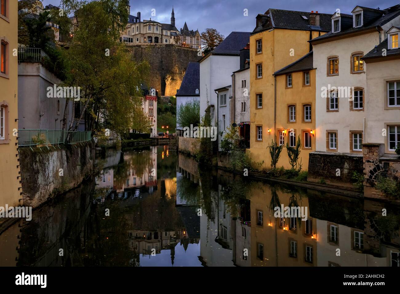 Sunset View der alten pastellfarbenen Häusern in der Alzette in Luxemburg Altstadt, UNESCO Weltkulturerbe und die alte Stadtmauer widerspiegelt Stockfoto