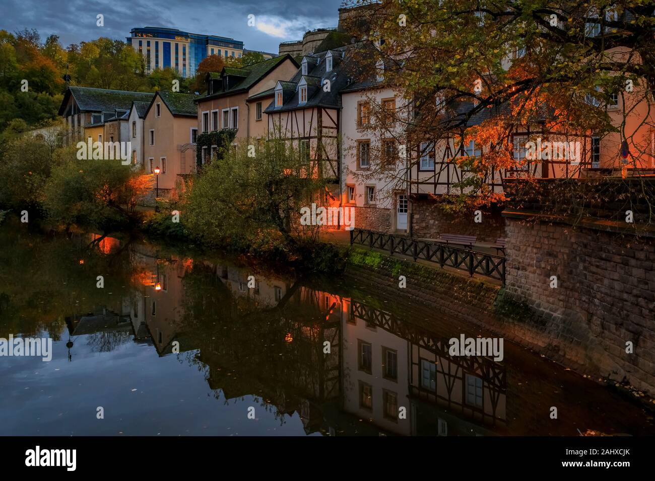 Sunset View der alten pastellfarbenen Häusern in der Alzette in Luxemburg Altstadt, UNESCO Weltkulturerbe und die alte Stadtmauer widerspiegelt Stockfoto