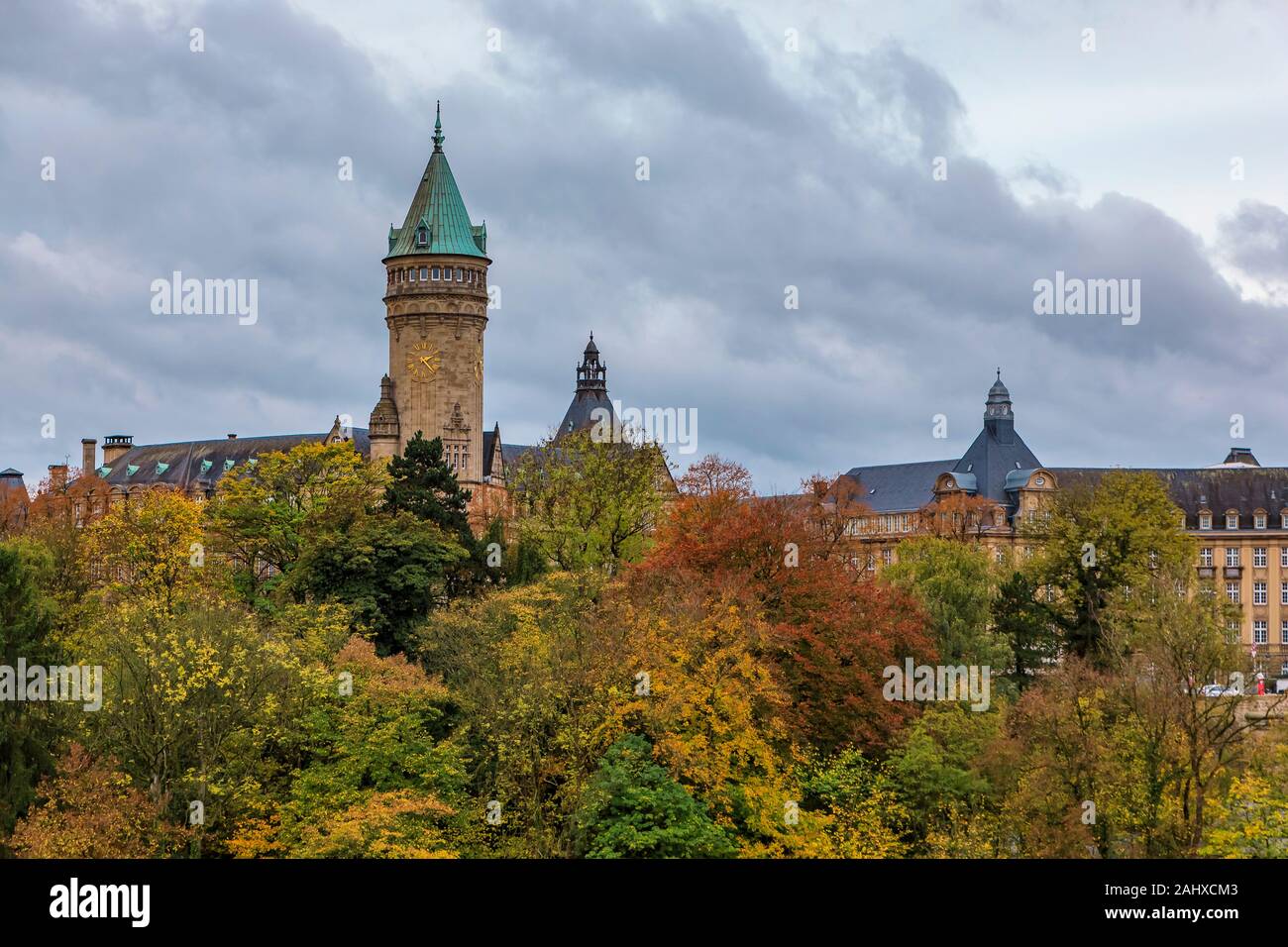 Ansicht der BCEE oder Luxemburger Spuerkeess Uhrturm in das UNESCO-Weltkulturerbe Luxemburg Altstadt mit ihren alten Vierteln und Befestigungen Stockfoto