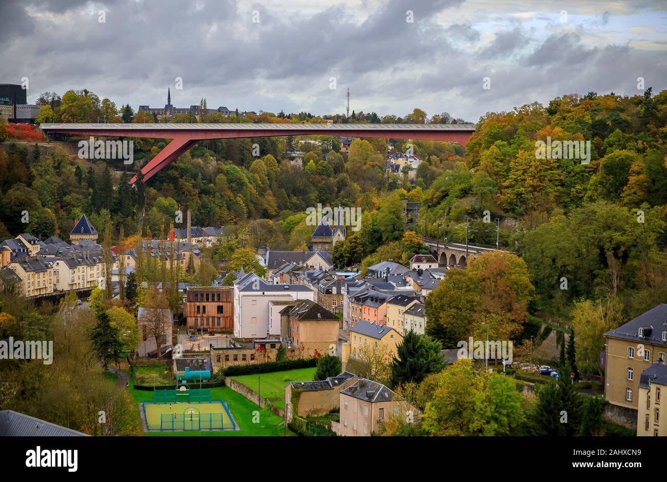 Luftaufnahme der Großherzogin Charlotte Brücke im UNESCO-Weltkulturerbe Altstadt von Luxemburg mit seinen alten Vierteln und Befestigungen Stockfoto