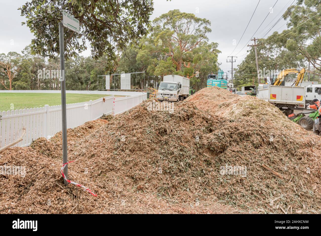 Eine lokale parken Schild teilweise unter Holz chip Mulch in der Nähe von Bert Oldfield oval in Killara, Sydney während der Bereinigung vom 26.November 2019 Sturm begraben. Stockfoto