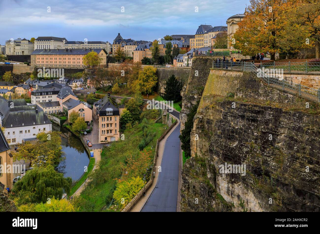 Luxemburg, Luxemburg - 21. Oktober 2017: Bird's Eye Luftaufnahme von Luxemburg Altstadt, Weltkulturerbe der UNESCO, die alte Stadtmauer Stockfoto
